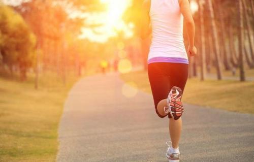 女生减肥跑步最佳时间是什么时候？早上空腹有氧训练